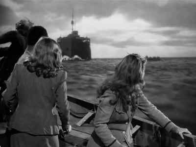 She's moving towards us.
Hurry up, Kovac! - Lifeboat