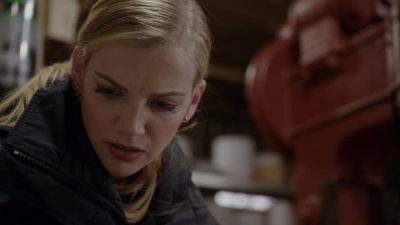 - She's not breathing. - Chicago Fire
