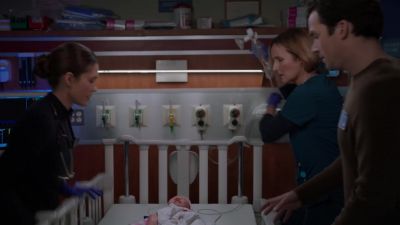 - She's not breathing.
- Sats are down to 60%. - Chicago Med