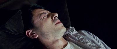She's not...
She's not waking up. - The Fourth Kind