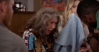 -She's perfect. - Grace and Frankie