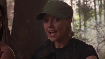- She's right there!
- I can only see a wolf, Tonane. - Stargate SG-1