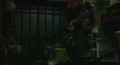 - She's right there.
- What? Why? - Shoplifters