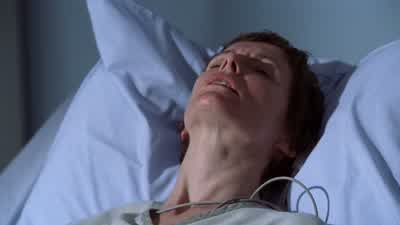 She's seizing. - House