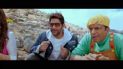 She's smiling so much - Total Dhamaal