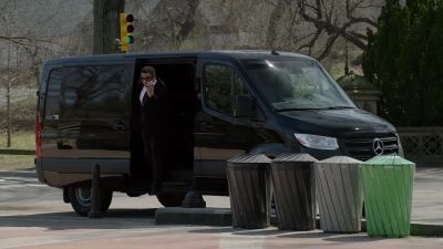- She's somewhere under the terrace.
- All units, move in. - The Blacklist