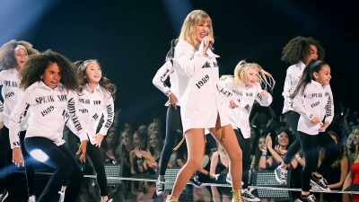 She's starting up on stage, - Taylor Swift vs Scooter Braun: Bad Blood