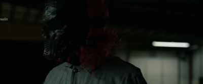 She's stuck in here. - Hunt Her, Kill Her