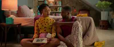 - She's the one.
- [glass clatter] - Christmas in Lagos
