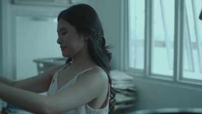 She's too busy. - Lampas Langit