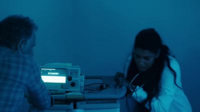 -She's unresponsive.
-I'll call a code.
Grab that crash cart. - The Resident