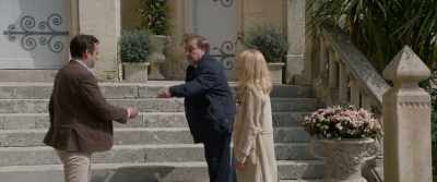 - Shit, I forgot the flowers.
- Here, the keys. - Cocorico