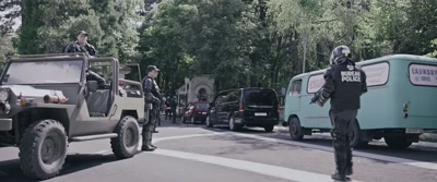 Shit. I had no idea there were
gonna be this many guards. - The Deal