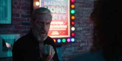 - Shit him out!    - Frank! - Avenue 5