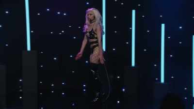 (shoes shuffling) - Courtney Pauroso: Vanessa 5000