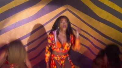 ♪ Shots on the bed
Like rock to the roll, bounce with it ♪ - AJ and the Queen