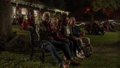 ♪ Should auld acquaintance
Be forgot ♪ - Christmas in Louisiana