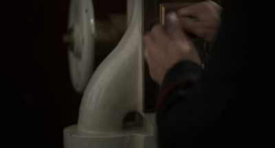 - Should I sit here?
- Keep your hat on. - Curiosa