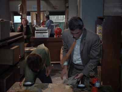 - Should we try to find Joan and Pete?
- Let's get that cellar first. - The Time Tunnel