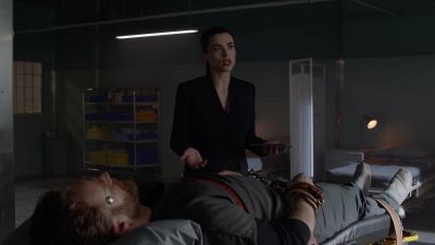 - Should we wake her, or...
- No, no, no. That's, uh... - Supergirl