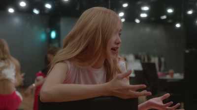 Shouldn't we make it
a bit tighter? What do you think? - Blackpink: Light Up the Sky