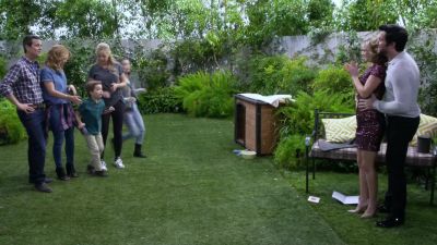 [shouts] Ramona! Boys! Come out! - Fuller House