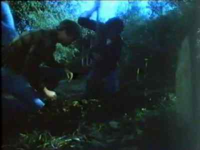 (shovel thumping) - Night of the Demon