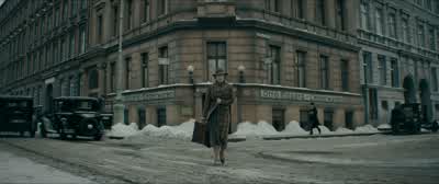 Show your hands. - Fantastic Beasts: The Secrets of Dumbledore