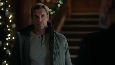 (shushing) - A Royal Christmas Crush
