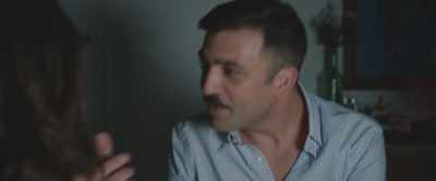 - Sì, giusto. Si vede?
- (ride) Tantissimo. - Belli ciao