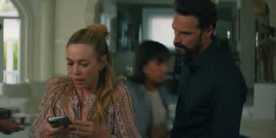 ¿Sí? - ¡Mamá! - ¡Noah! ¡Mamá! - My Fault