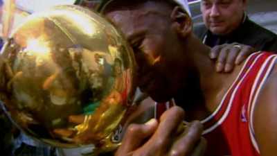 Sí, y un universitario. - We Beat the Dream Team
