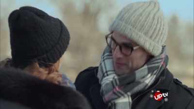 - Sidder du stadig fast?
- Ja, træk i den retning. - Christmas Wedding Runaway