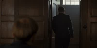 Sie können rein. - Dark