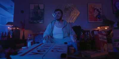 [sighs] Daniela's dead.
Miguel shot her. - My Husband Hired a Hitman