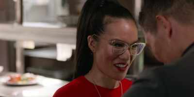 - [sighs] Wow, you look great.
- Oh... [chuckles] - Always Be My Maybe