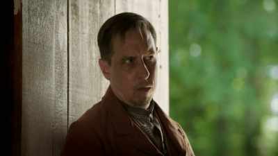Silas invites Taylor to help
the Samaritans - True Terror with Robert Englund
