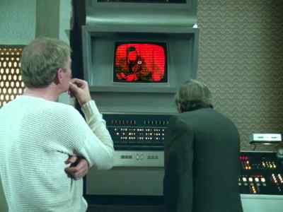  SIMON QUAID: He's immobilized. - Beyond Westworld