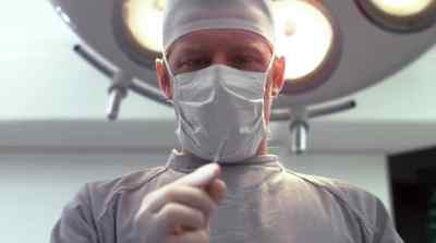 Simon, show all your doctor friends
how you cut. - Young Doctors in Love