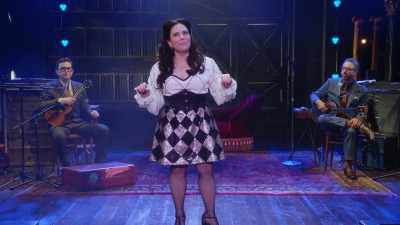 Simt ceva. E cumva o briză? - Alex Borstein: Corsets & Clown Suits
