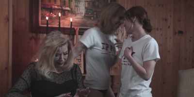 (singer vocalizing)
(suspenseful music) - Night of the Dead Sorority Babes