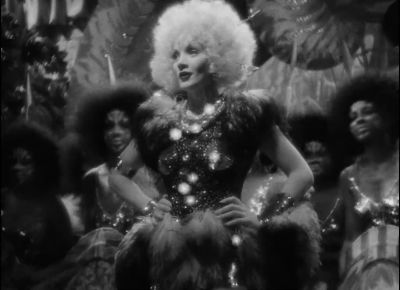Singing Did you ever happen to hear a voodoo - Blonde Venus
