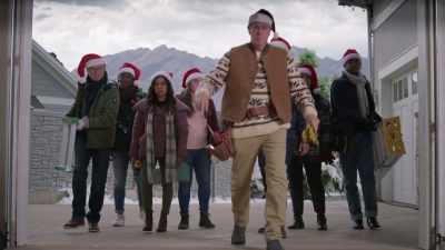 (SINGING) Fa-la-la-la-la-la,
la-la-la-la. - Haul Out the Holly