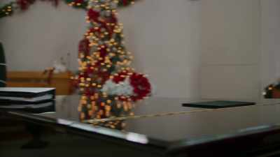 [singing scales]
♪ Do, mi, so, mi, do... ♪ - Time for Her to Come Home for Christmas