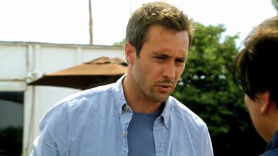 Sir, do you know
where the boy's father is? - Hawaii Five-0