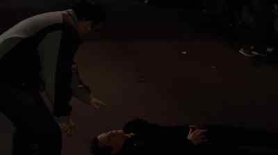 Sir, don't move.
Stay still. - The Following
