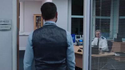 Sir, Kate's just sent
through a location. - Line of Duty