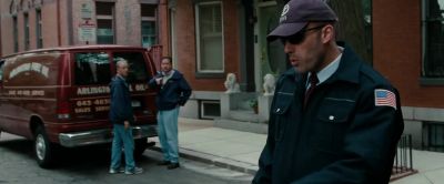 -Sir, we need you to stay off the street.
-Just going to work. No problem. - The Town