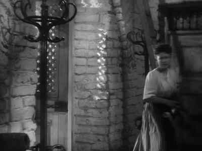 Sir, sir, get up quick.
You can get up, sir. - Five Graves to Cairo