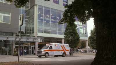 [ Siren wails ] - The Good Doctor